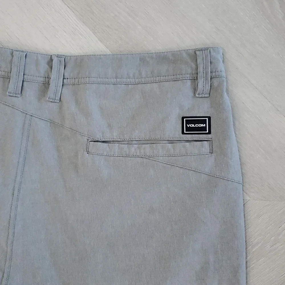 Volcom Mens Performance 10inch Grey Shorts, Size 40